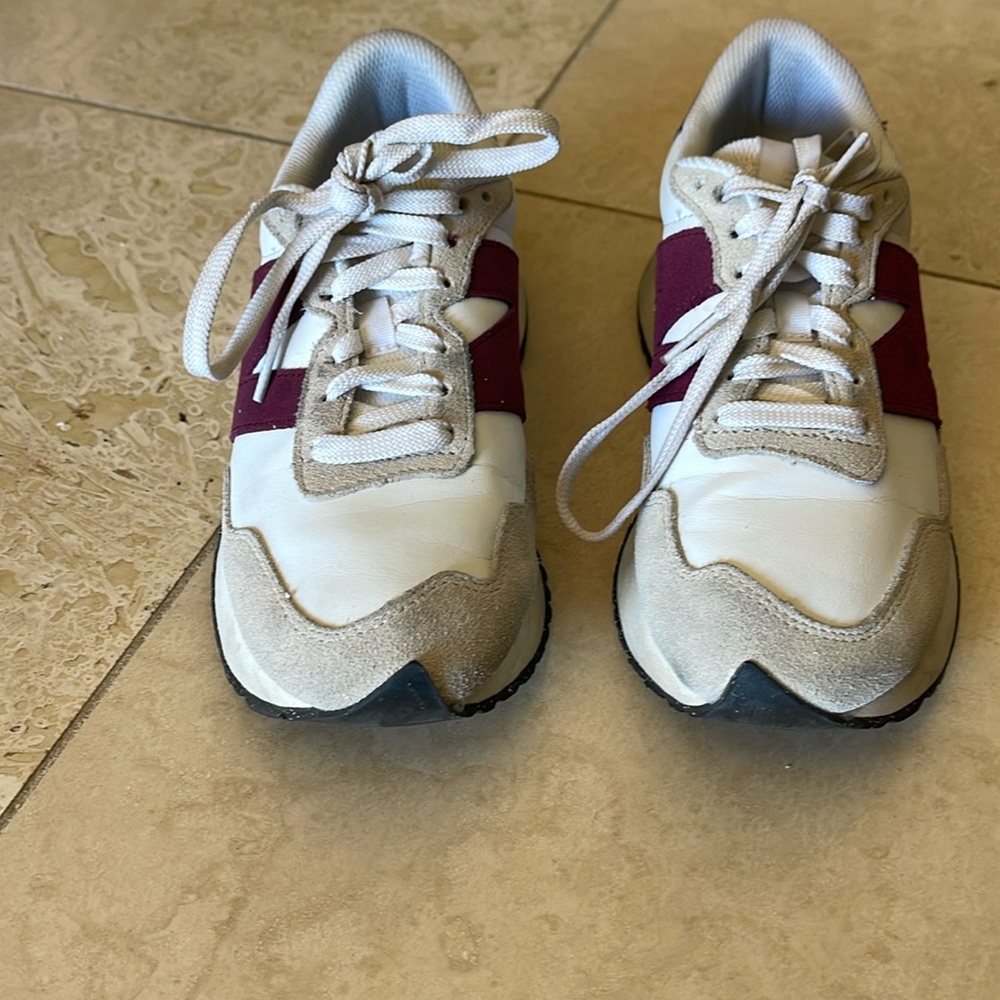 Women’s new balance 7 1/2 white/burgundy